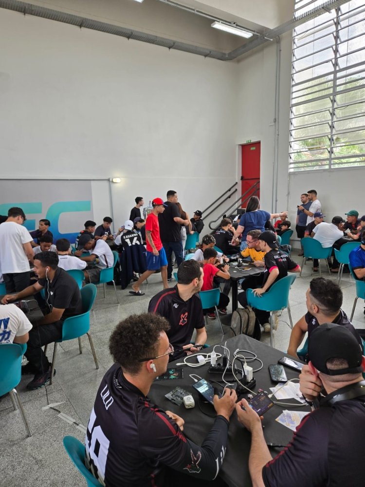 Público participando da competição gamer no CEITEC de São Bernardo do Campo