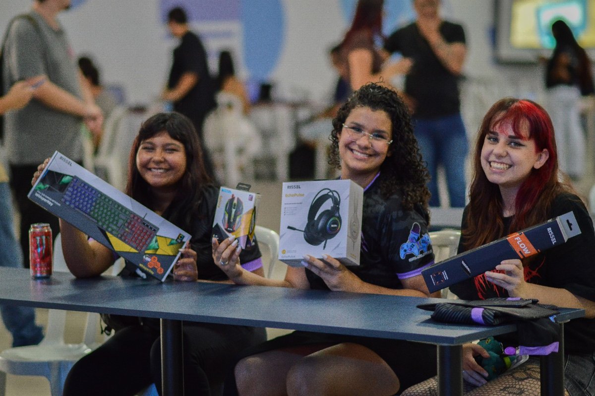 Participantes no evento em Suzano apresentando produtos Rissel